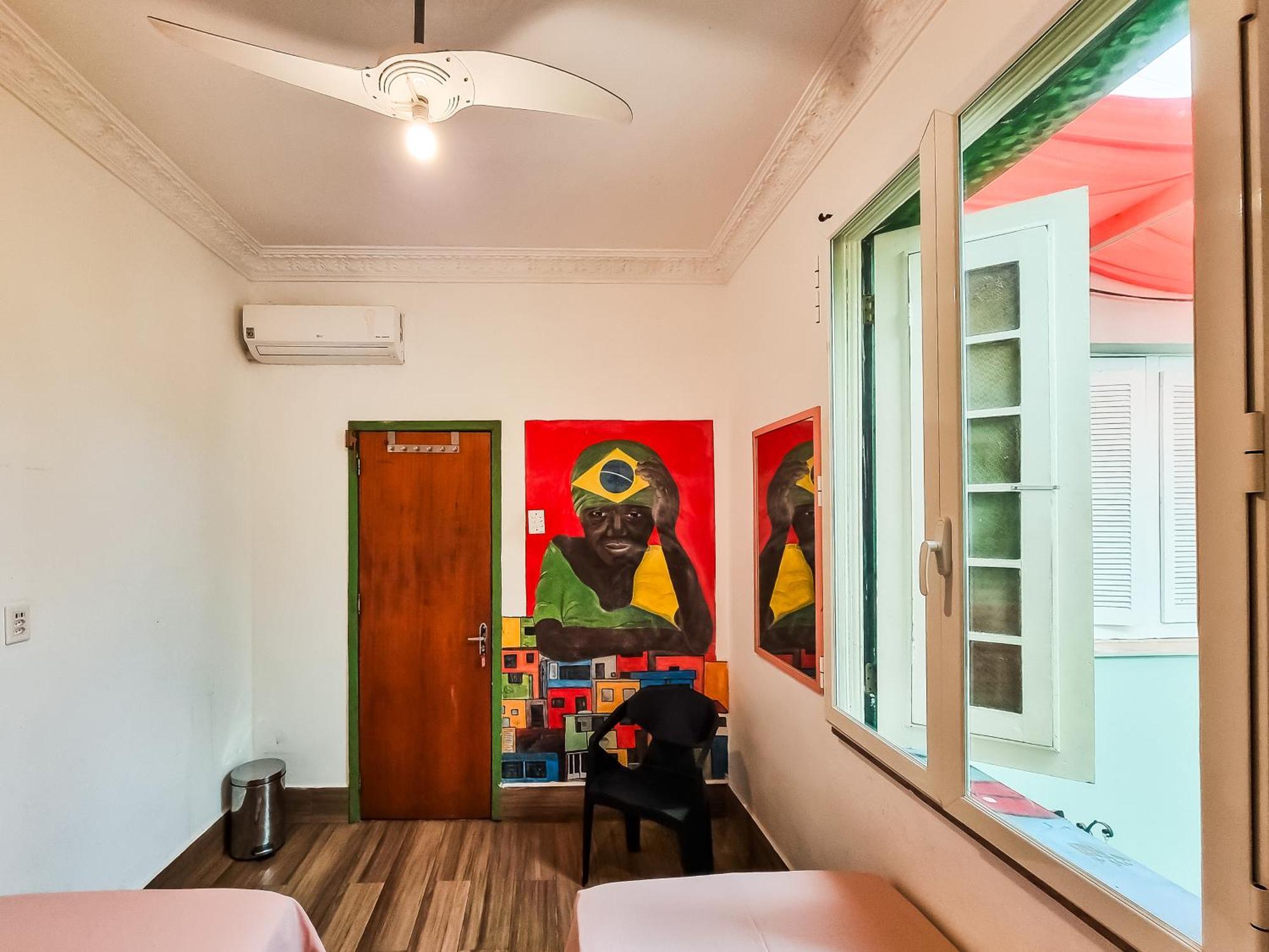 Quarto Grande com 2 Camas de Solteiro